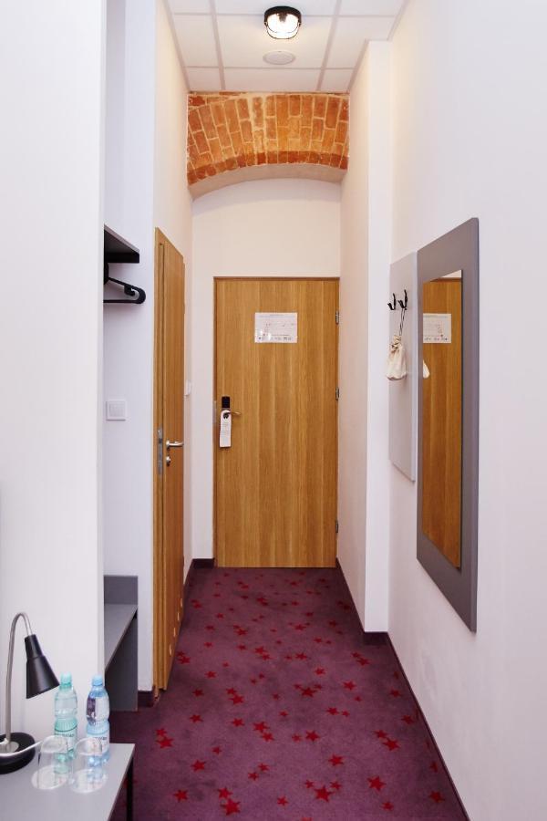 Koszary Arche Hotel Гура-Кальвария Экстерьер фото