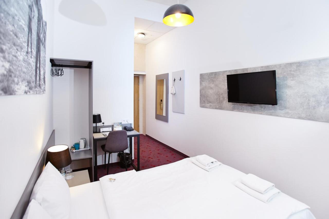 Koszary Arche Hotel Гура-Кальвария Экстерьер фото